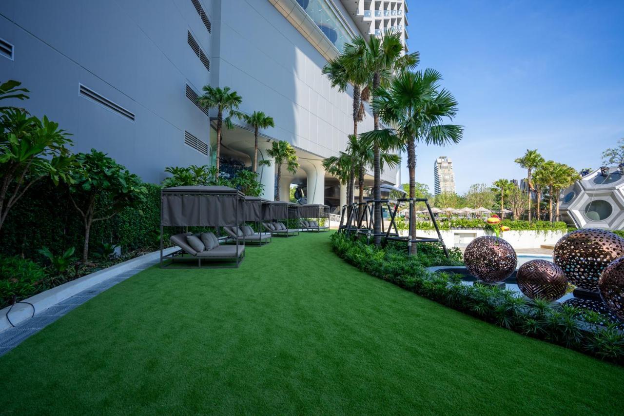 Grande Centre Point Space Pattaja Kültér fotó Artificial grass at a condominium