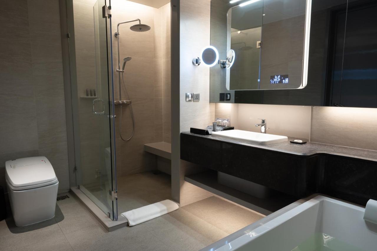 Grande Centre Point Space Pattaja Kültér fotó A shower cubicle
