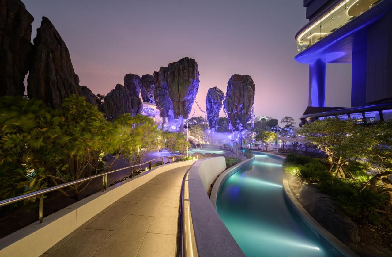 Grande Centre Point Space Pattaja Kültér fotó The artificial river at Vinpearl Hotel Nha Trang
