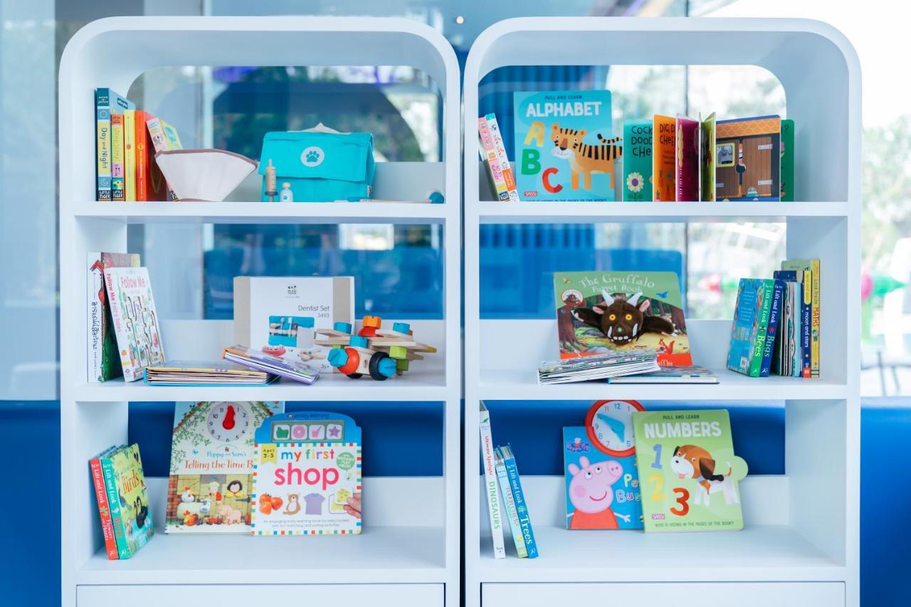 Grande Centre Point Space Pattaja Kültér fotó Children's books at a library