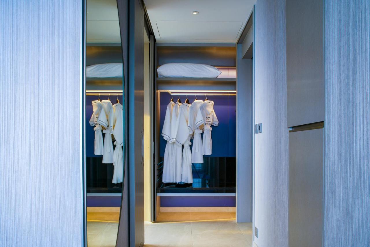 Grande Centre Point Space Pattaja Kültér fotó A walk-in closet