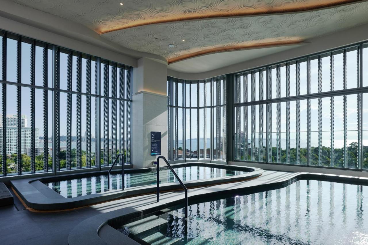 Grande Centre Point Space Pattaja Kültér fotó The pool at the 360° Sky Lounge